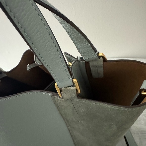 Tory Burch McGraw Dragonfly Bucket Bag - Picture 8 of 9